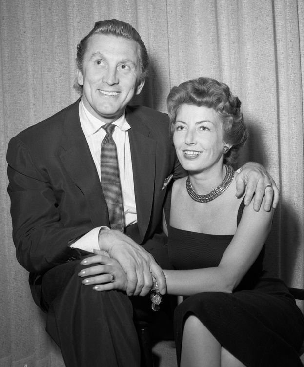 Foto: Kirk Douglas, con su mujer, en 1954. (Reuters)