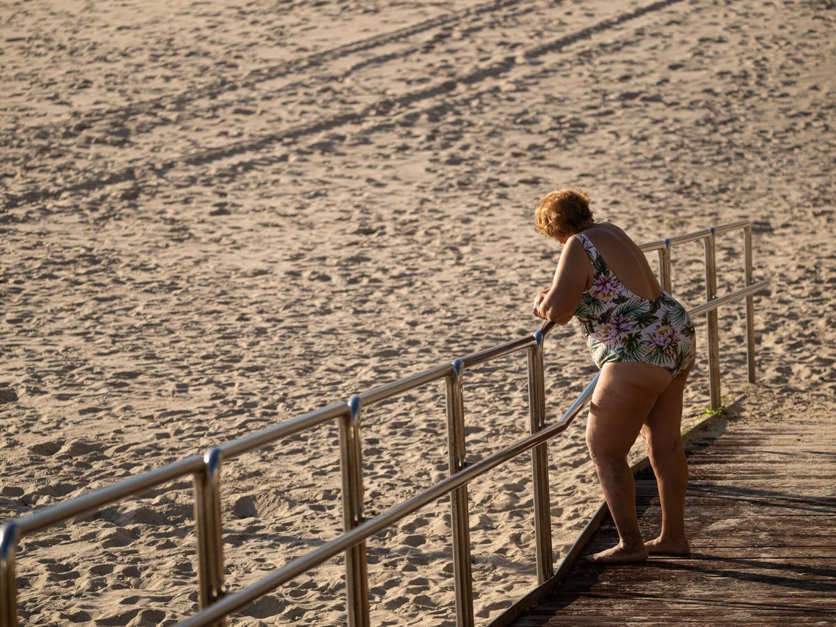 Foto: Una mujer, en la playa de Sanxenxo. (Europa Press/Elena Fernández)