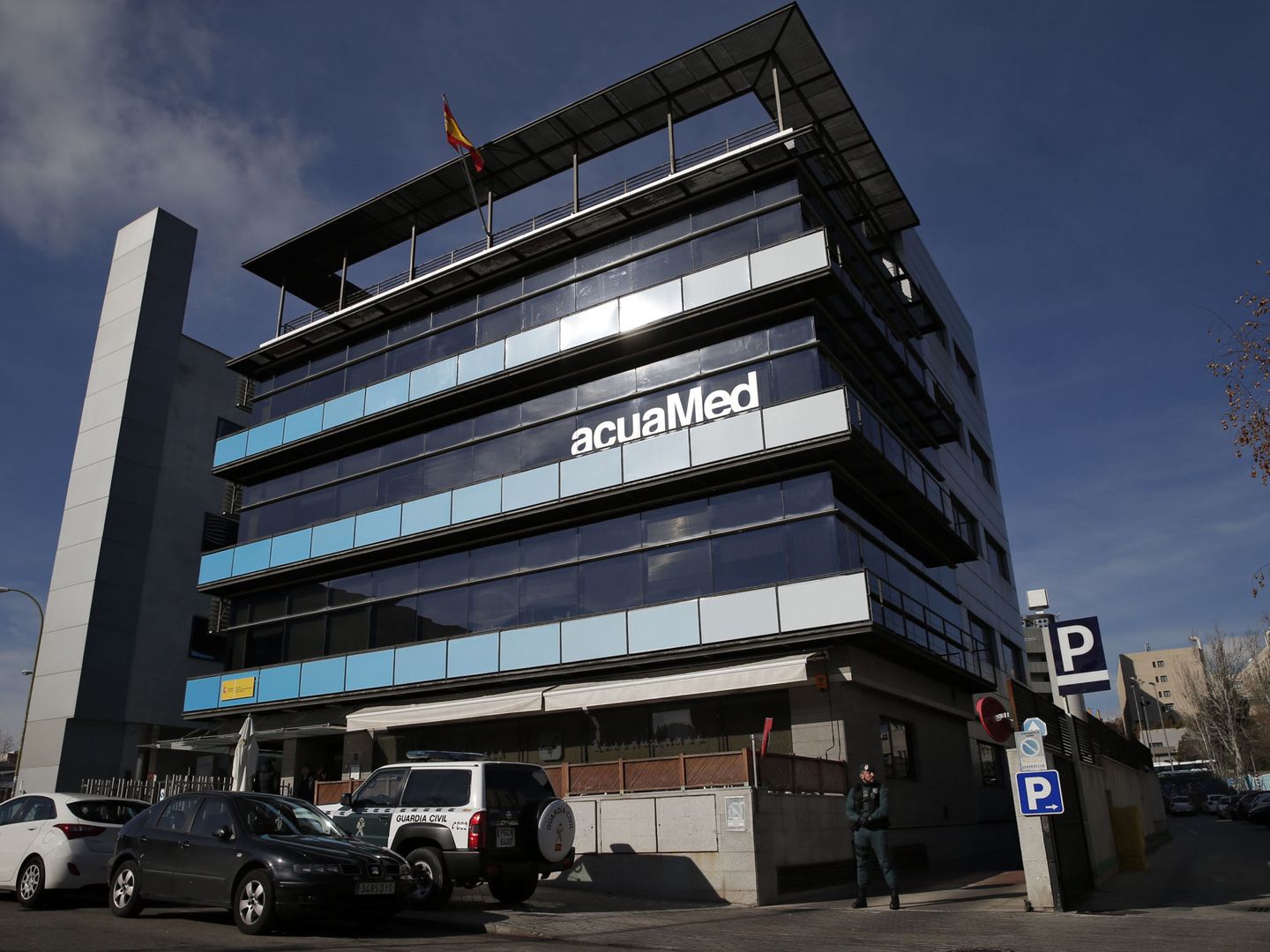 La Guardia Civil registra la sede de Acuamed en Madrid en 2016. (Reuters)