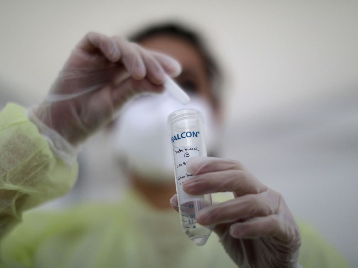 Foto: Una sanitaria realiza un test de saliva en Niza, Francia. (Reuters/Eric Gaillard)