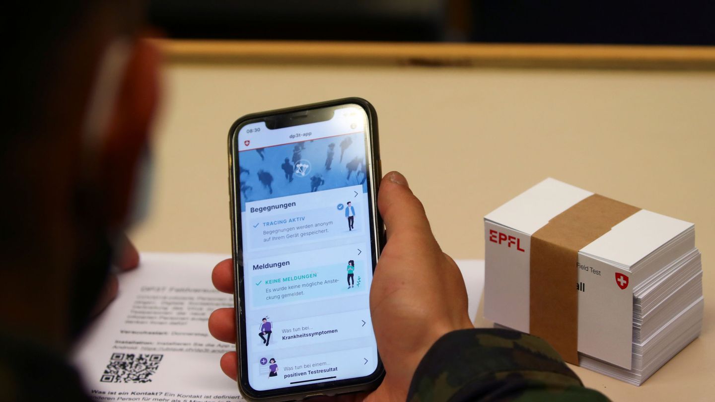 Un soldado suizo realiza seguimiento de contactos a través de una 'app' creada por el Gobierno. (Reuters)