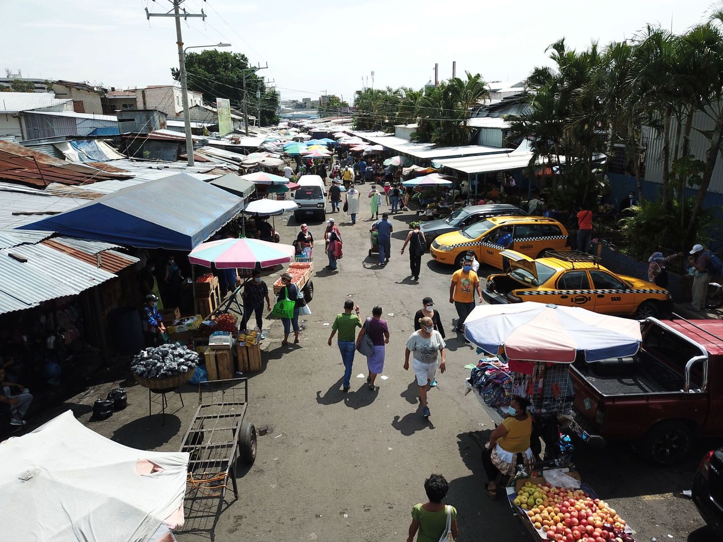 Vista de un mercado callejero en San Salvador (El Salvador). (EFE)