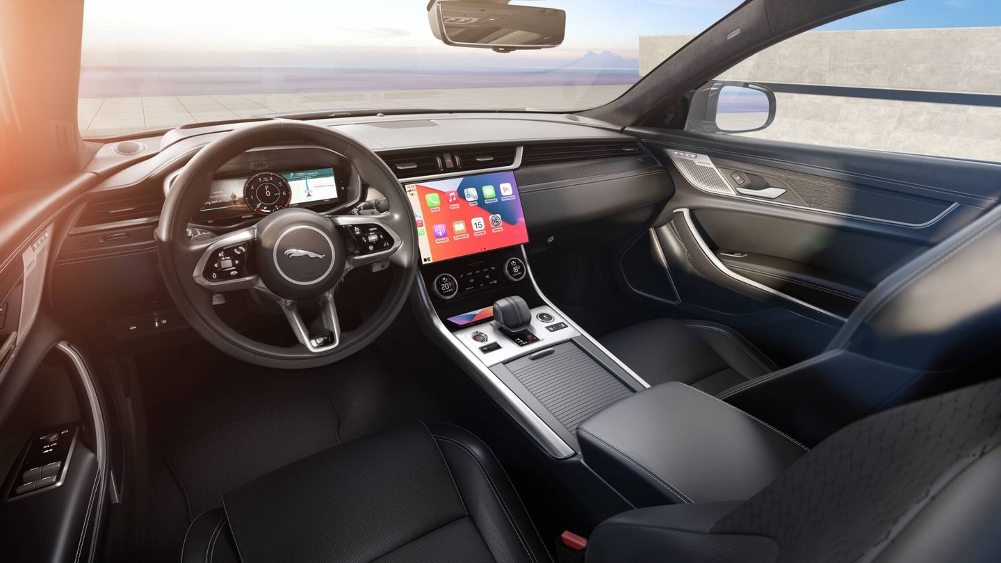 El interior del XF se beneficia de nuevos equipamientos y acabados más refinados. Y diferentes sistemas del coche pueden actualizarse ahora de forma remota.