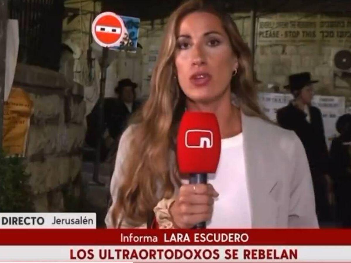 Foto: La reportera Lara Moreno durante su conexión en directo desde Jerusalén (Noticias Cuatro)