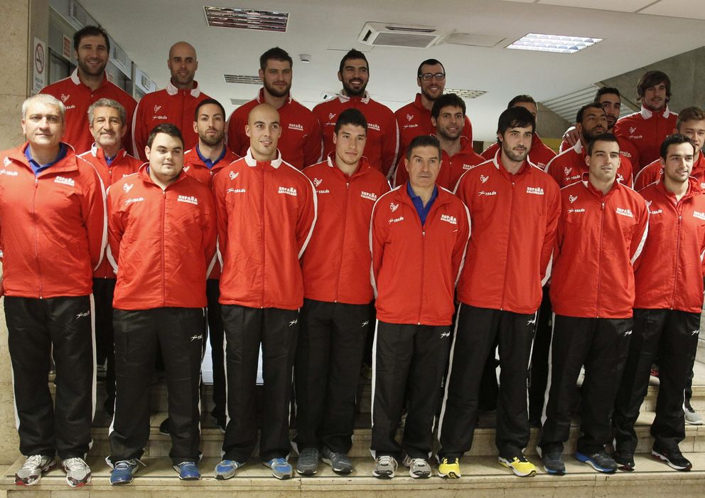 Foto: Los integrantes selección española de balonmano en la presentación (Efe).