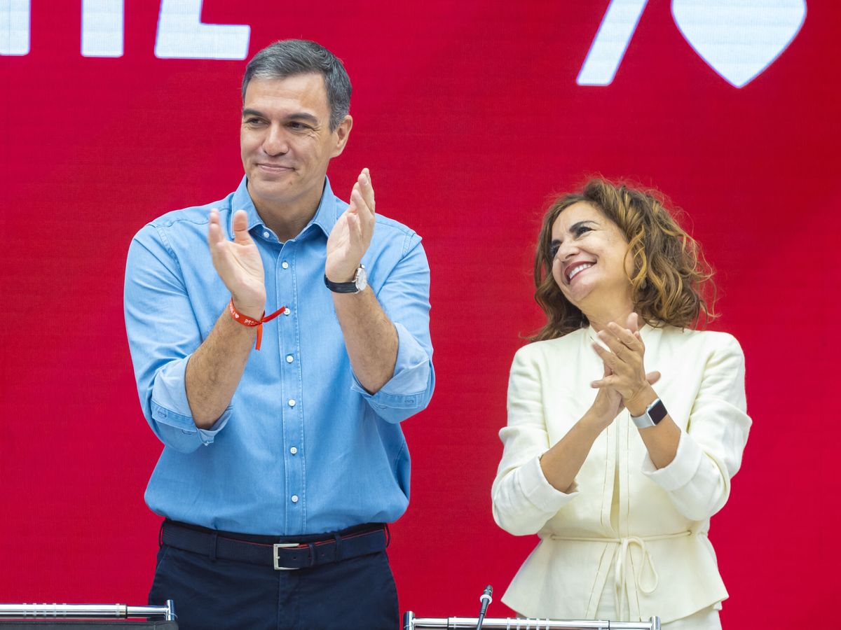 Foto: El presidente del Gobierno en funciones, Pedro Sánchez (i), junto a la ministra de Hacienda en funciones, María Jesús Montero (d). (EFE/PSOE/Eva Ercolanese)