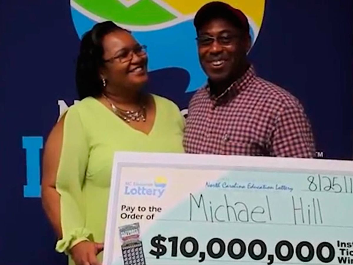 Foto: Michael Todd Hill, cuando en 2017 recogió su premio de 10 millones de dólares (Foto: NC Lottery) 