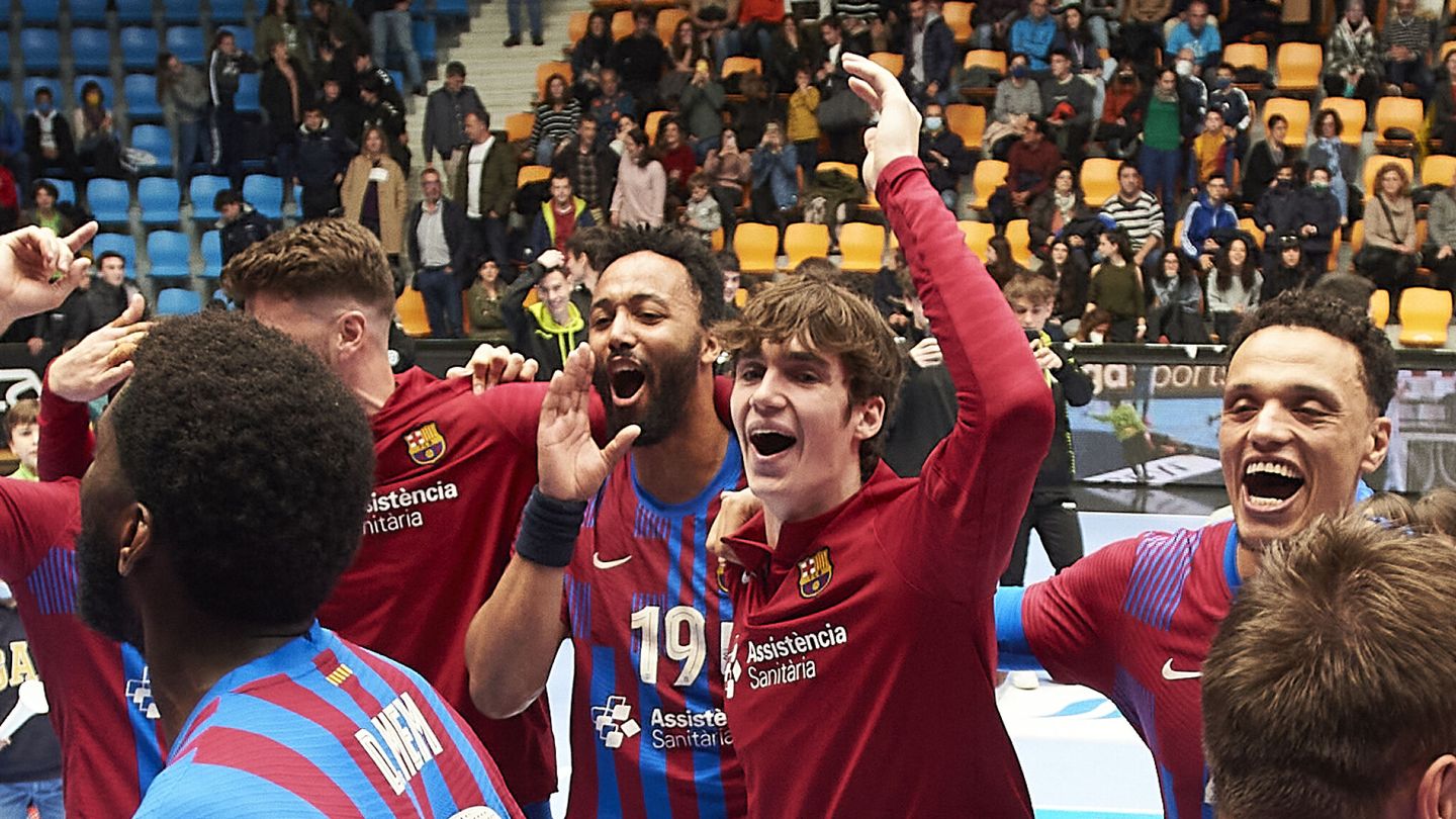 Pablo Urdangarin celebra con sus compañeros el título de la Liga Asobal. (EFE/Iñaki Porto) 