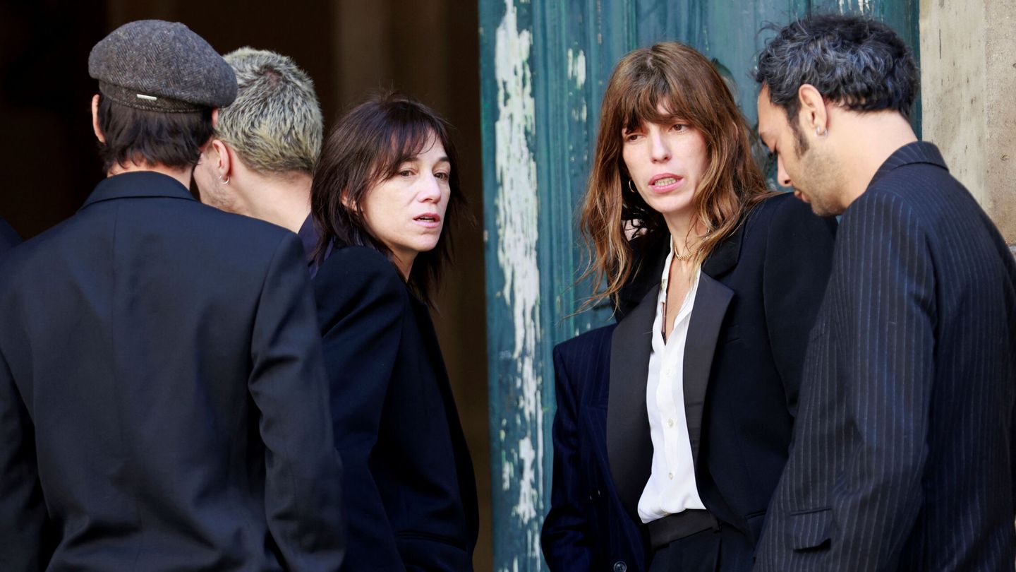 Charlotte Gainsbourg y Lou Doillon, emocionadas en el funeral de Estado de su madre. (Reuters)