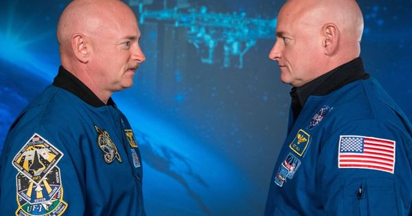 Foto: Los astronautas Scott Kelly (d) y Mark Kelly (i), al término de la misión de la NASA. (EFE)