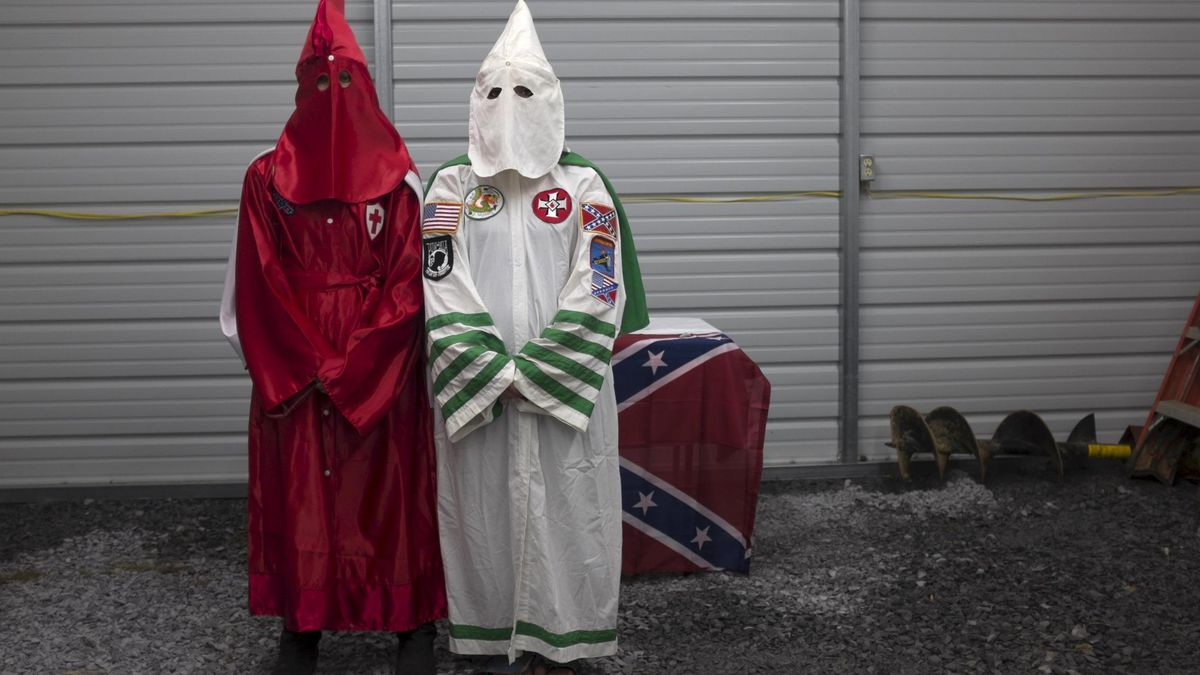 Los rostros bajo las capuchas: Anonymous identifica a mil miembros del Ku Klux Klan