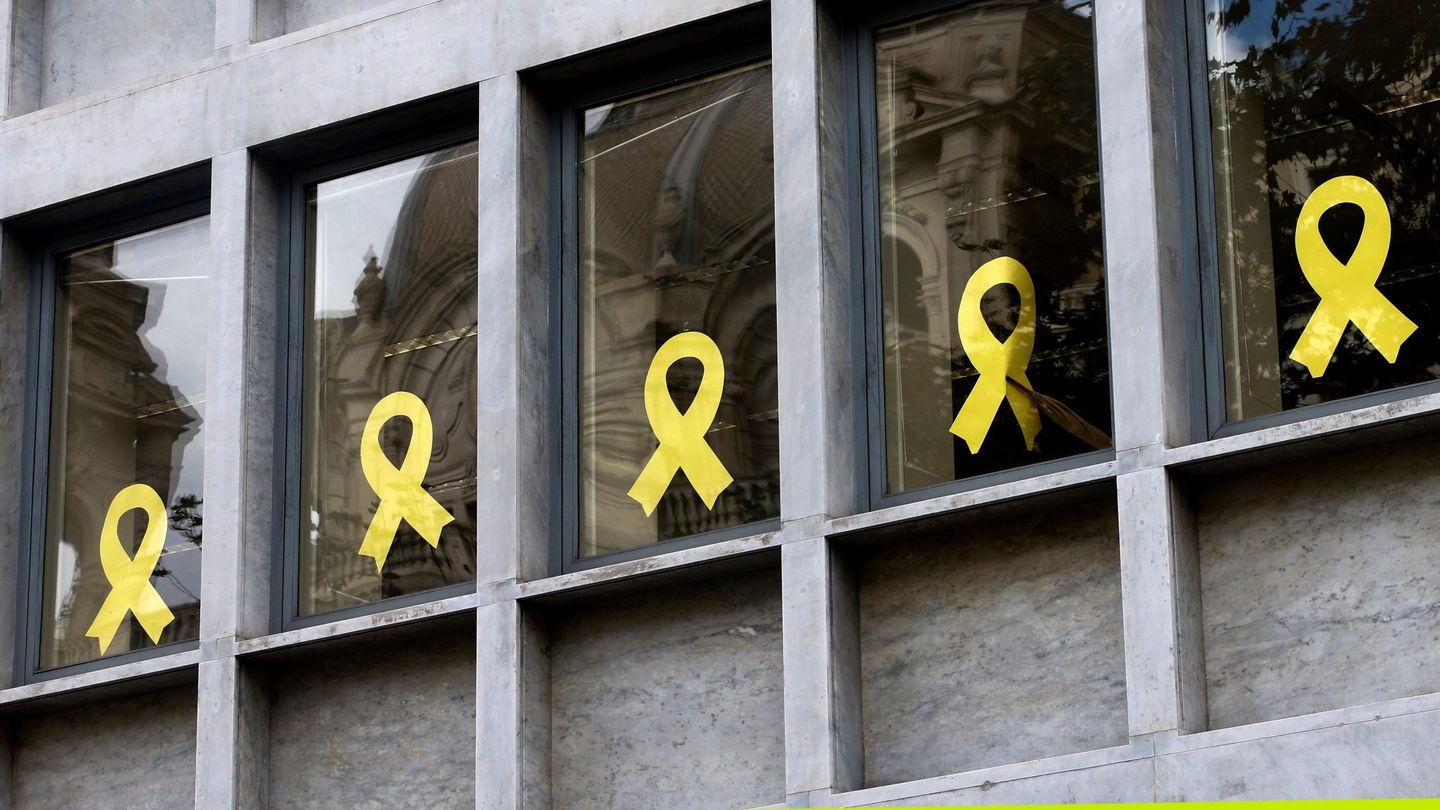 Lazos amarillos en un edificio público de Barcelona. (EFE/Quique García)