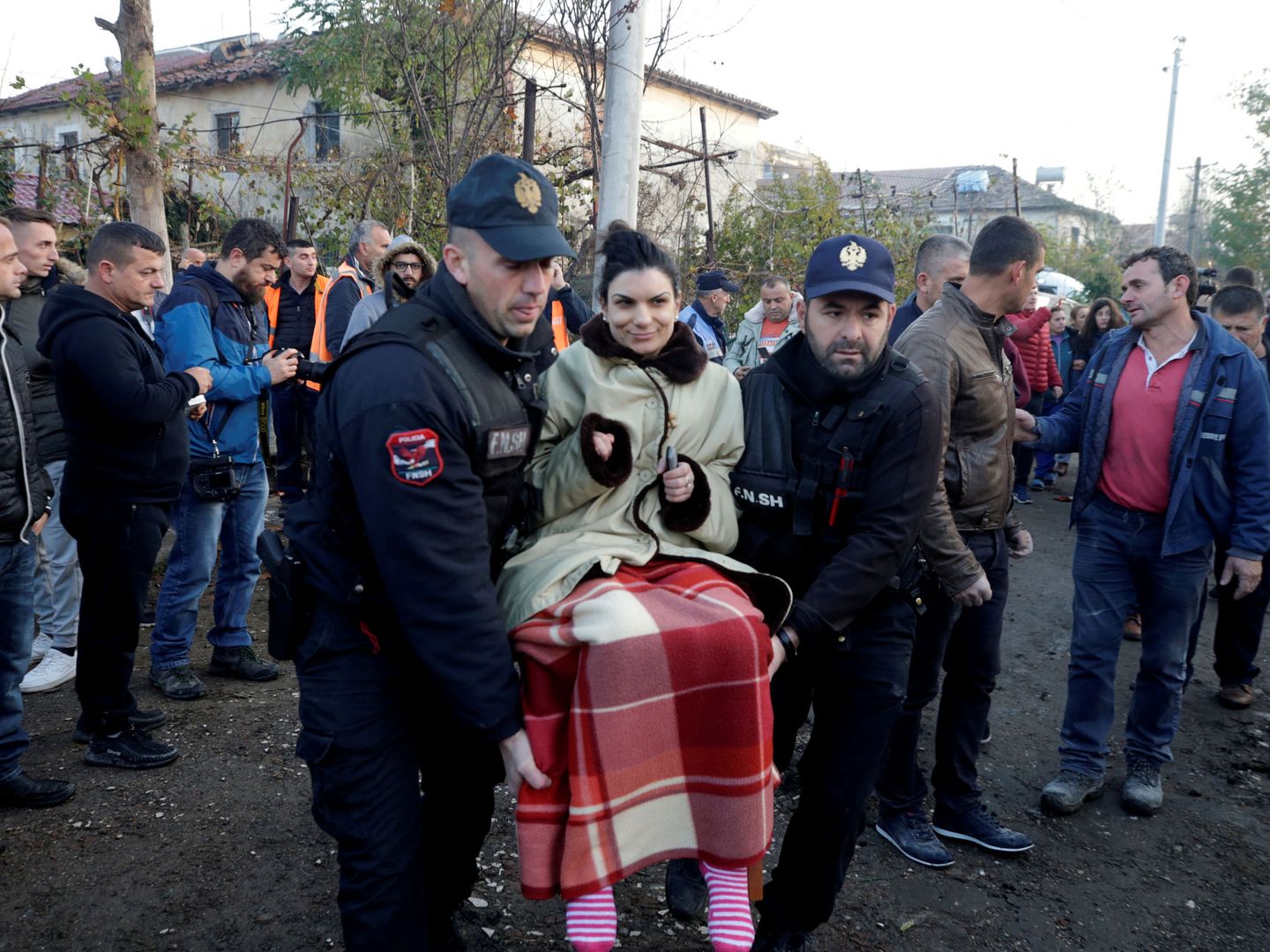 Equipos de emergencia rescatan a los ciudadanos heridos. (Reuters)