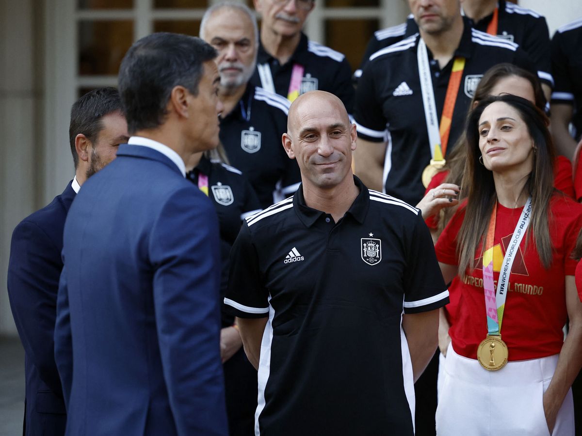 Foto: Luis Rubiales, frente a Pedro Sánchez, durante la recepción a las campeonas del mundo. (Reuters/Juan Medina)