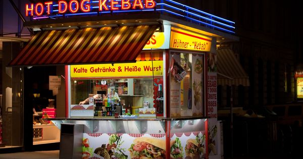 Foto: Un puesto de döner kebab y perritos calientes en Viena. (Reuters)