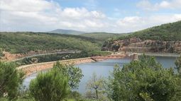 El embalse de 35 hm³ de La Rioja en plena Sierra de Cebollera que dejó un pueblo bajo sus aguas