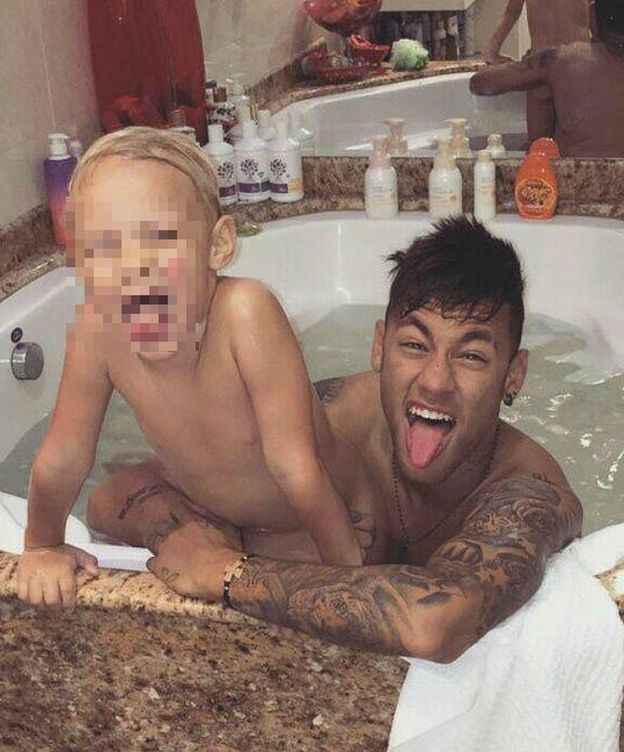 Foto: Neymar y su hijo en un jacuzzi (Twitter)