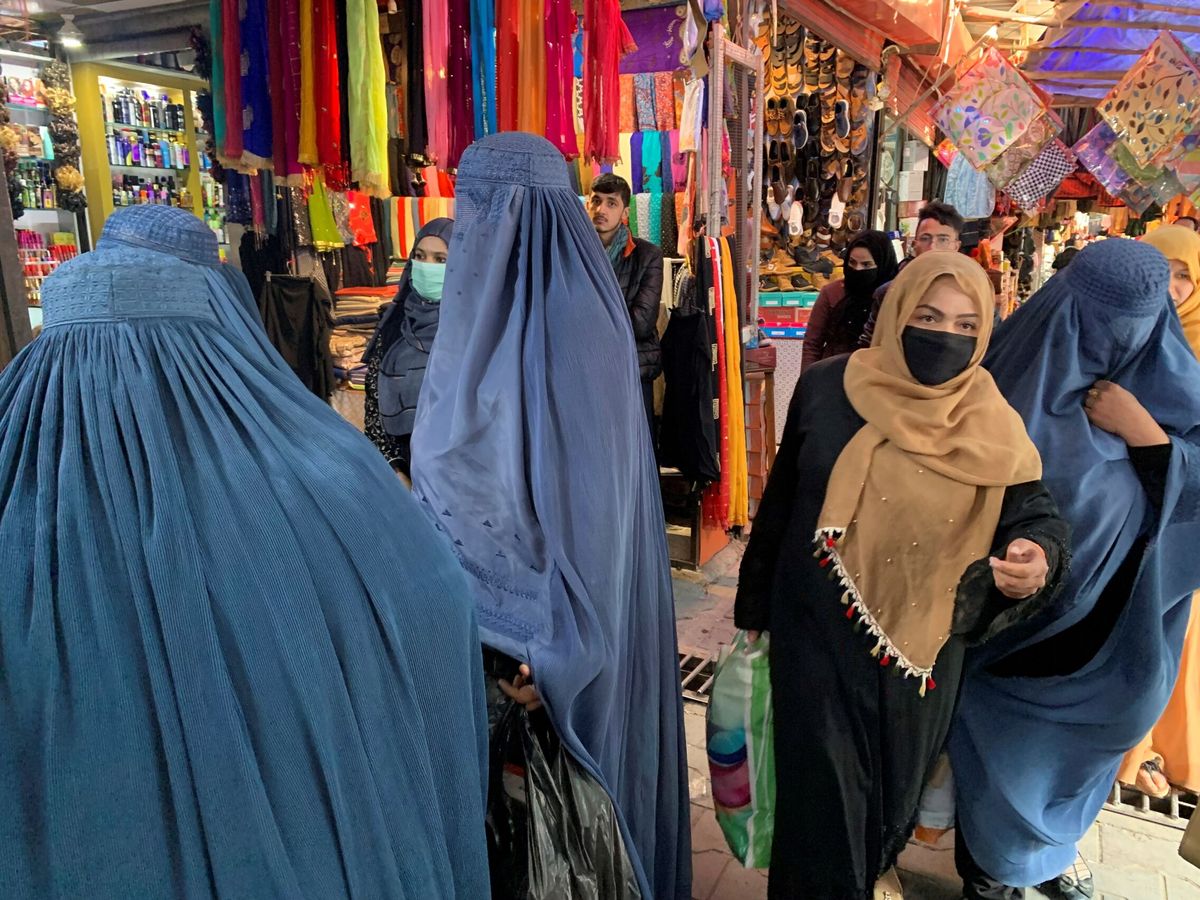 Foto: Mujeres en Kabul. (EFE/Moncho Torres)