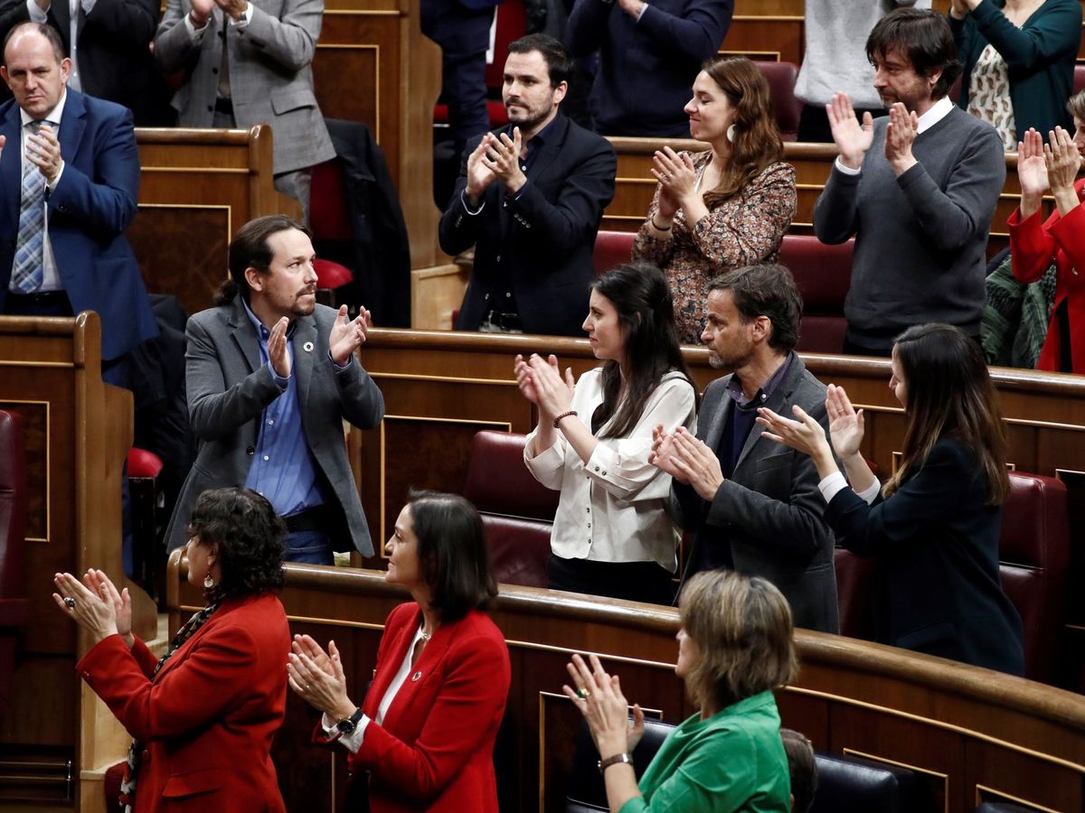 Foto: El líder de Unidas Podemos, Pablo Iglesias, es aplaudido tras su intervención durante la sesión de investidura, este 7 de enero. (EFE)