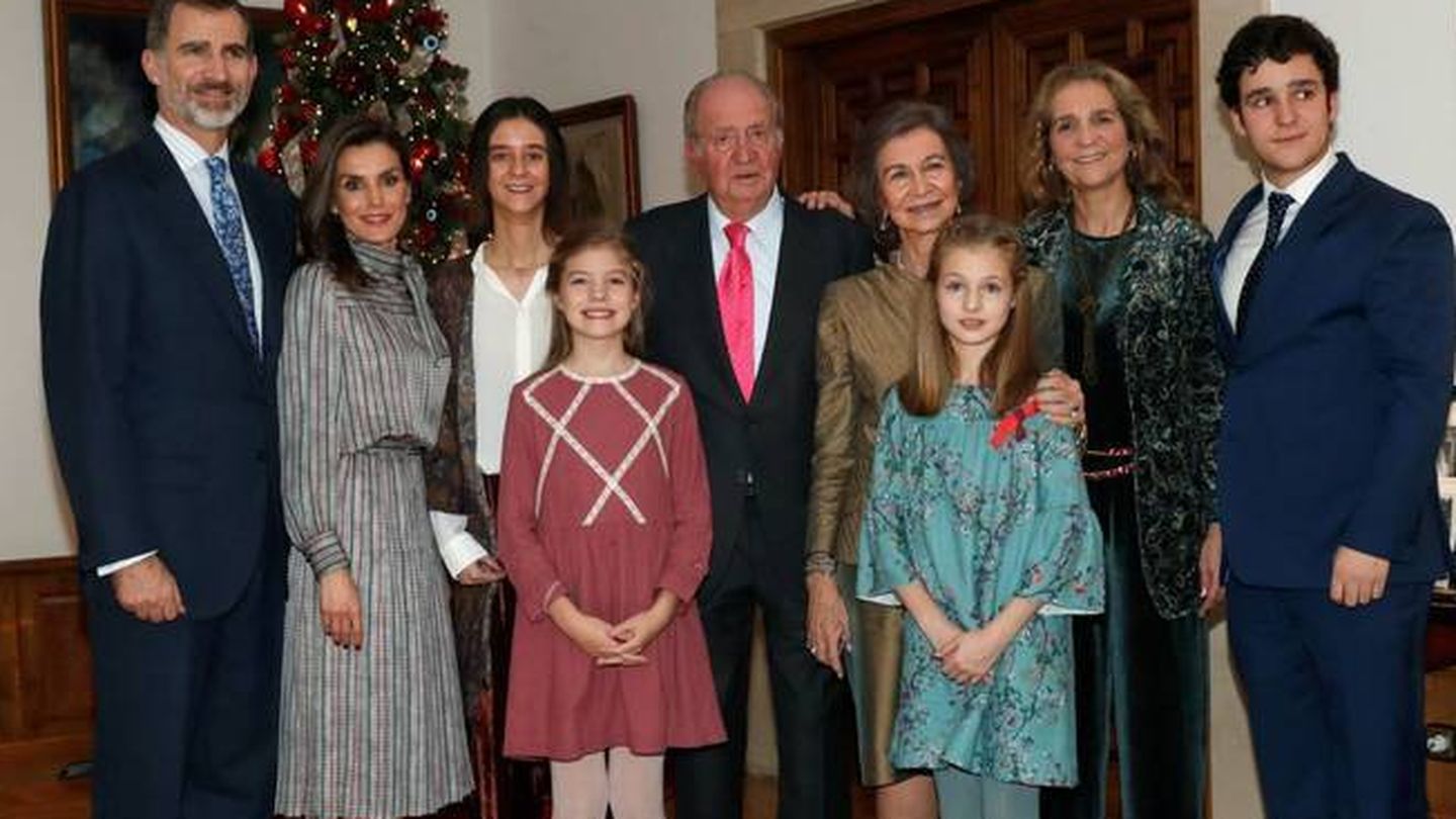 La foto del 80 cumpleaños del rey Juan Carlos, en la que no aparece la familia de la infanta Cristina. (EFE)