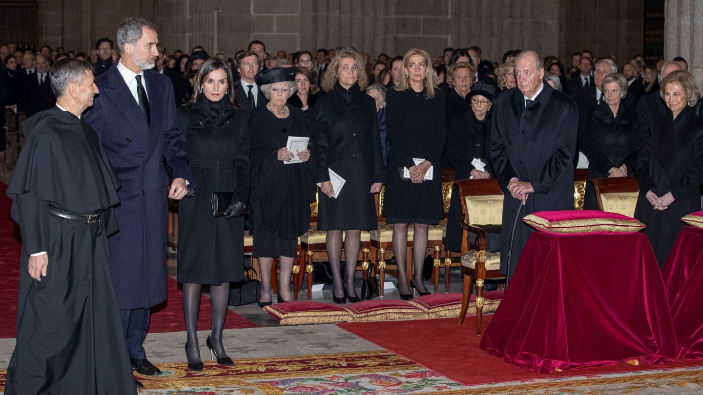 Los Reyes eméritos, Felipe y Letizia y las infantas Elena y Cristina, en el funeral de doña Pilar. (EFE)