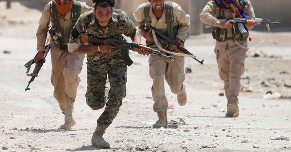 Foto: Combatientes kurdos del YPG en Raqqa. (REUTERS)