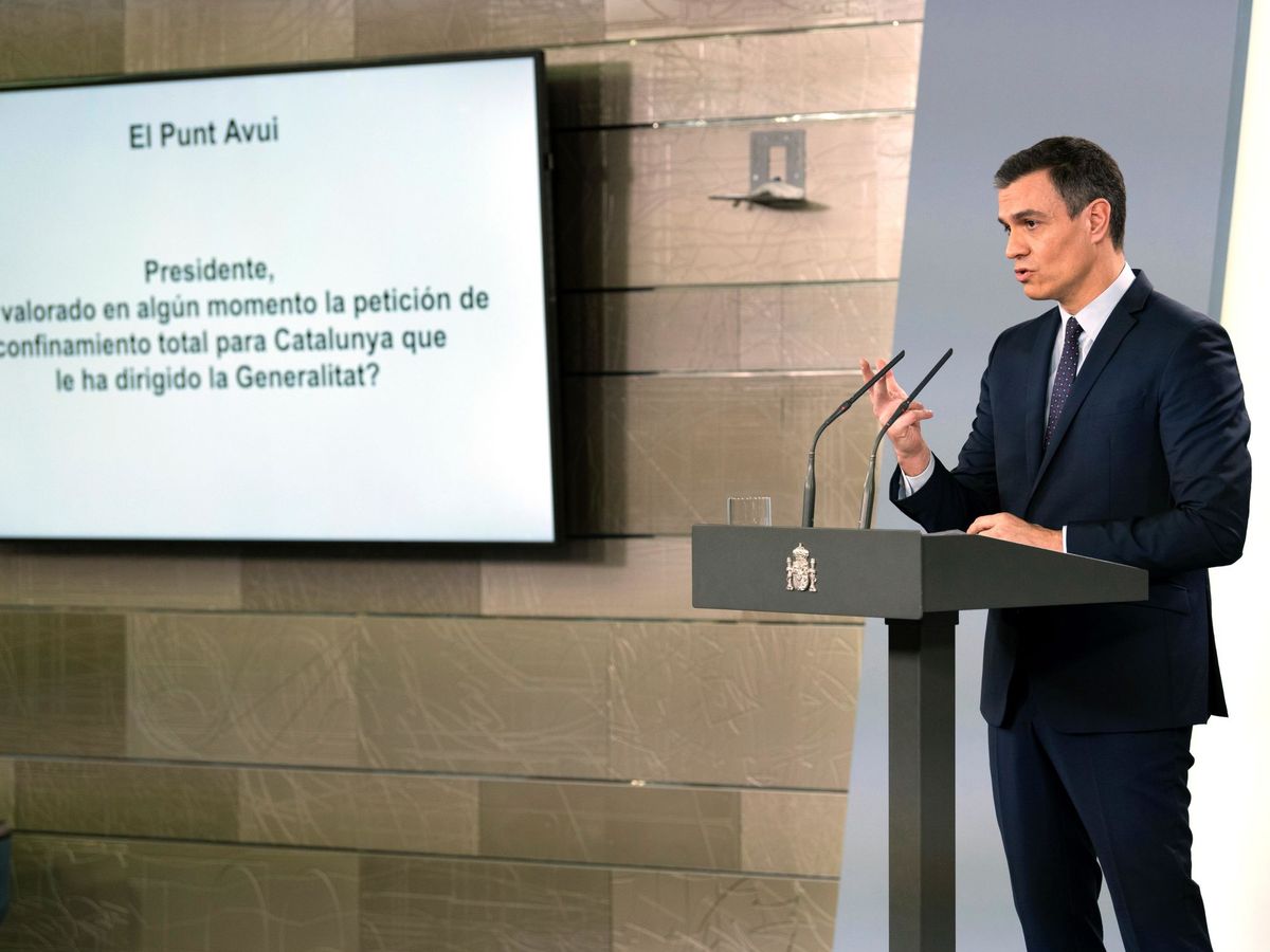 Foto: Pedro Sánchez, durante su comparecencia del pasado 17 de marzo en la Moncloa, con una de las preguntas de los periodistas reflejada en la pantalla. (EFE)