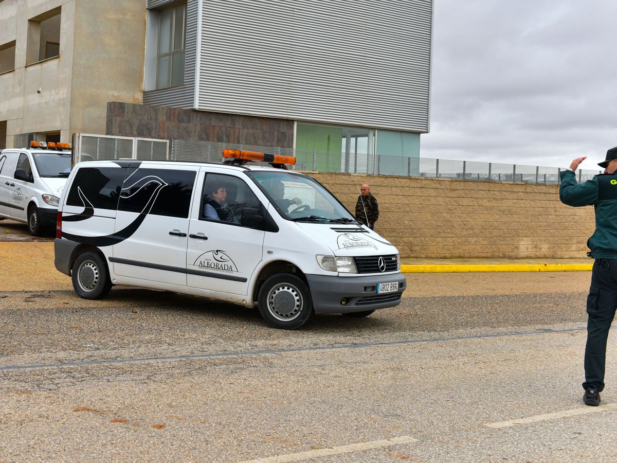 Foto: Un coche fúnebre sale del cuartel de la Guardia Civil de Quintanar del Rey (Cuenca) este jueves. (EFE/José del Olmo)