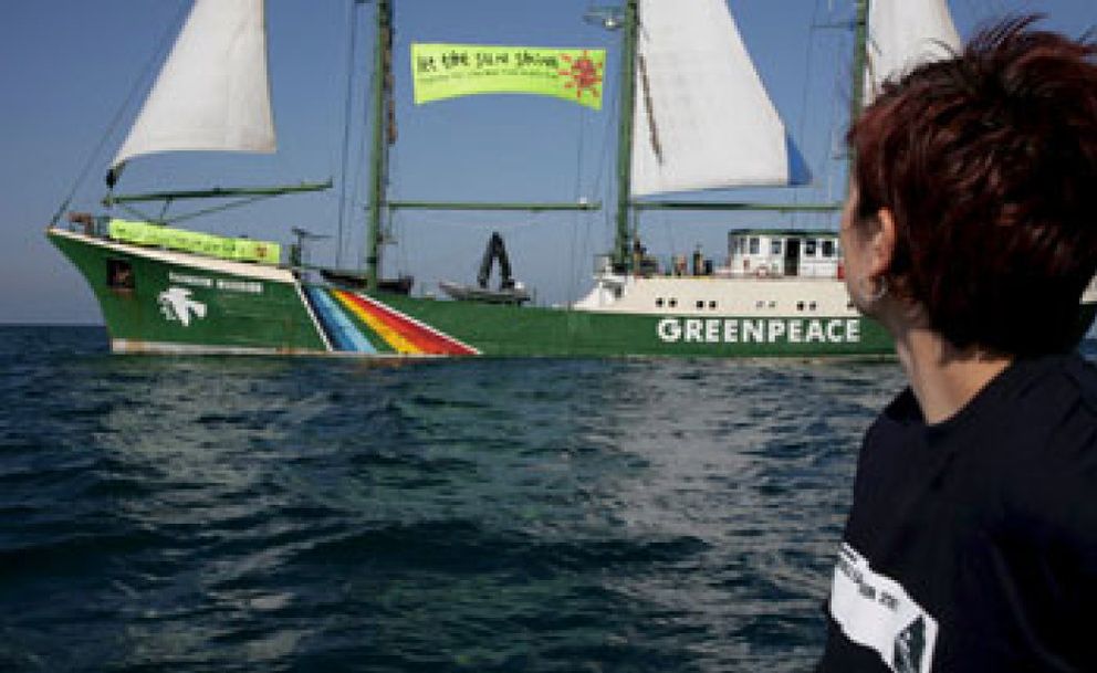 Foto: El 'Rainbow Warrior' de Greenpeace llega al puerto de Sagunto para presentar la campaña para recuperar el Mediterráneo