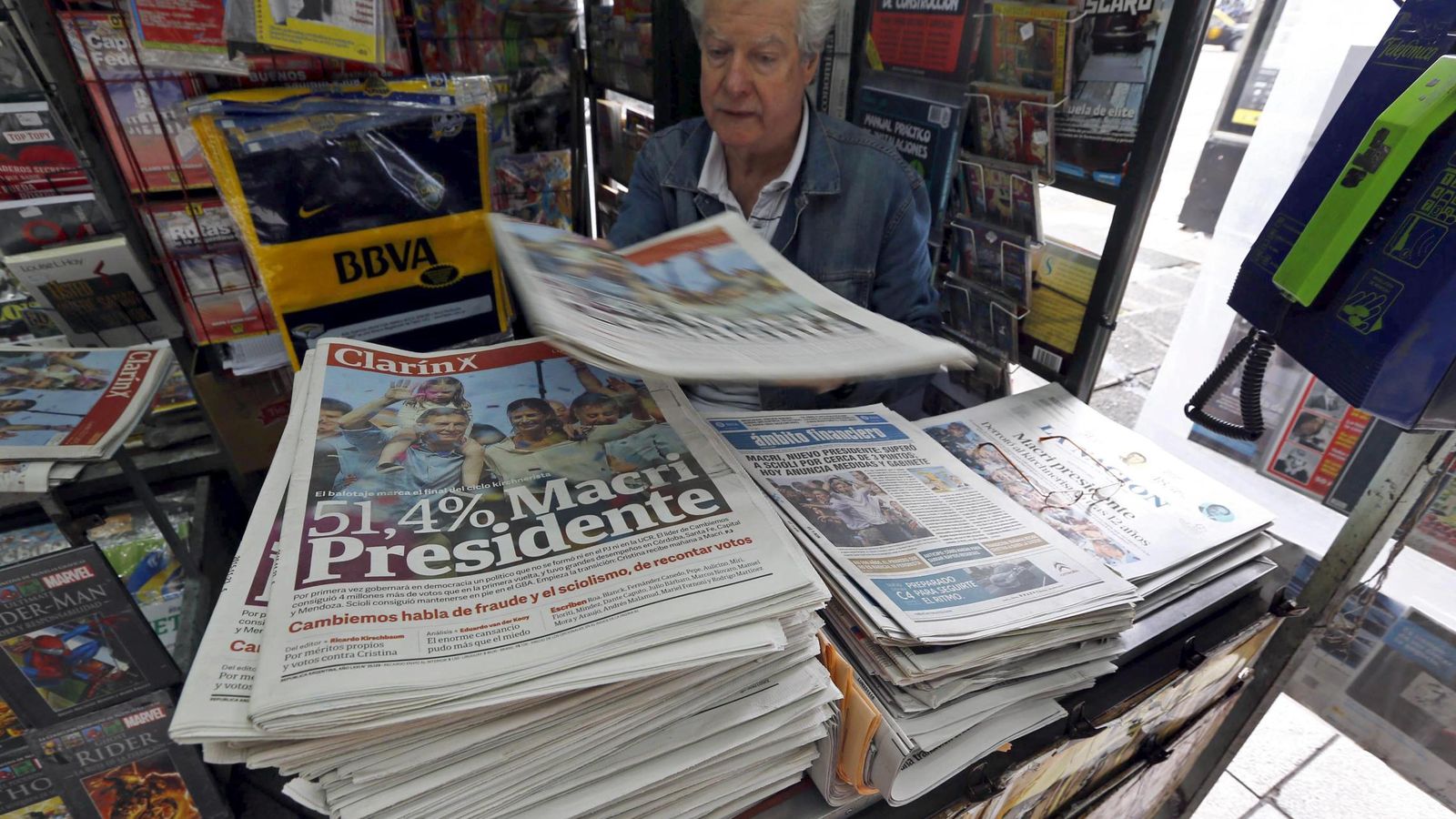 Foto: Un quiosquero de Buenos Aires vende periódicos con el titular "Macri Presidente", el 23 de noviembre de 2015 (Reuters)