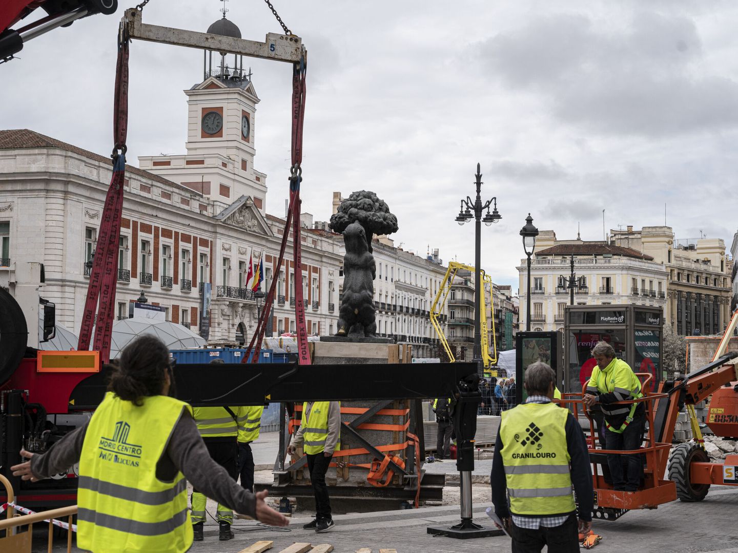 Momento en el que estatua del Oso y el Madroño fueron trasladados a su nueva ubicación. (EFE/Fernando Villar)