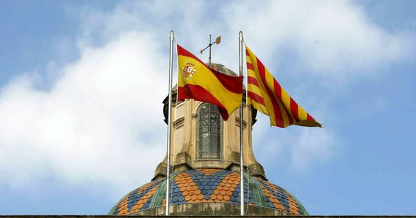 Foto: Fachada de la Generalitat de Cataluña con la bandera española y la catalana. (EFE)