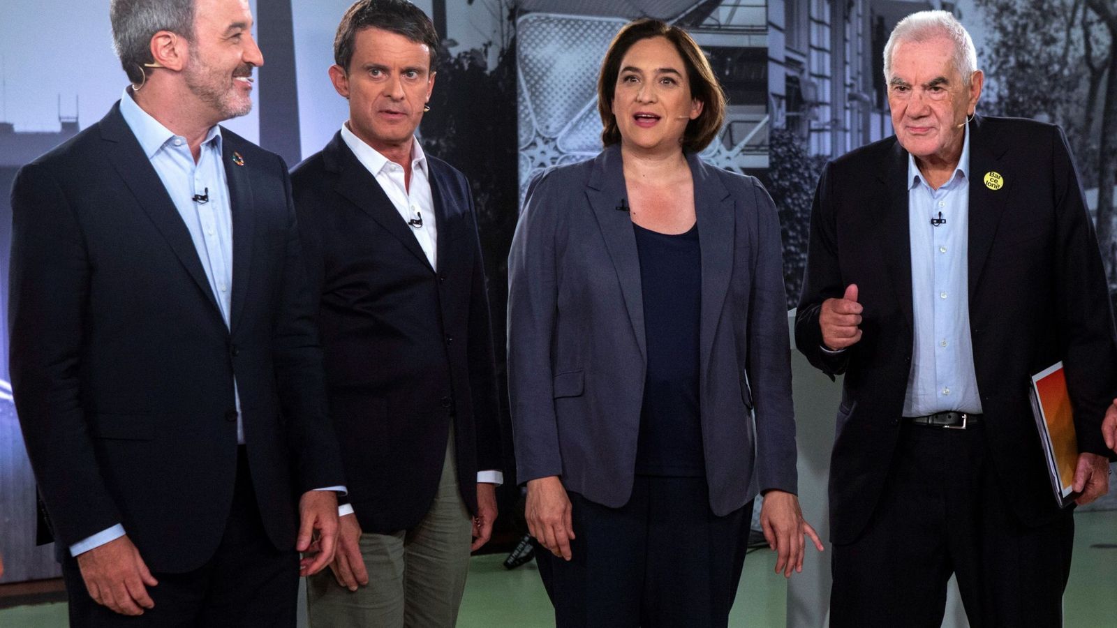 Foto: Los candidatos a la alcaldía de Barcelona, Jaume Collboni (PSC), Manuel Valls (BCN-Cs), Ada Colau (BComú) y Ernest Maragall (ERC) posan para los medios de comunicación antes del debate electoral. (EFE)