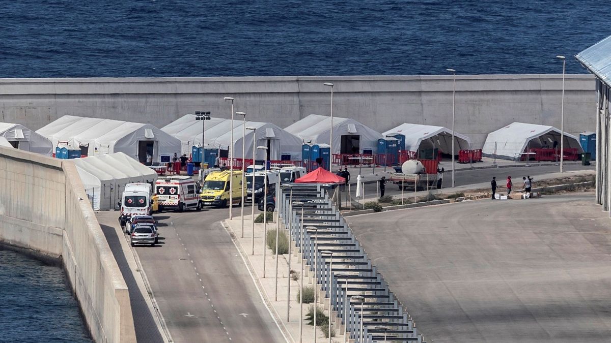 Hallan los cuerpos de 2 migrantes, rescatan a tres y buscan a otros 9 en la costa murciana