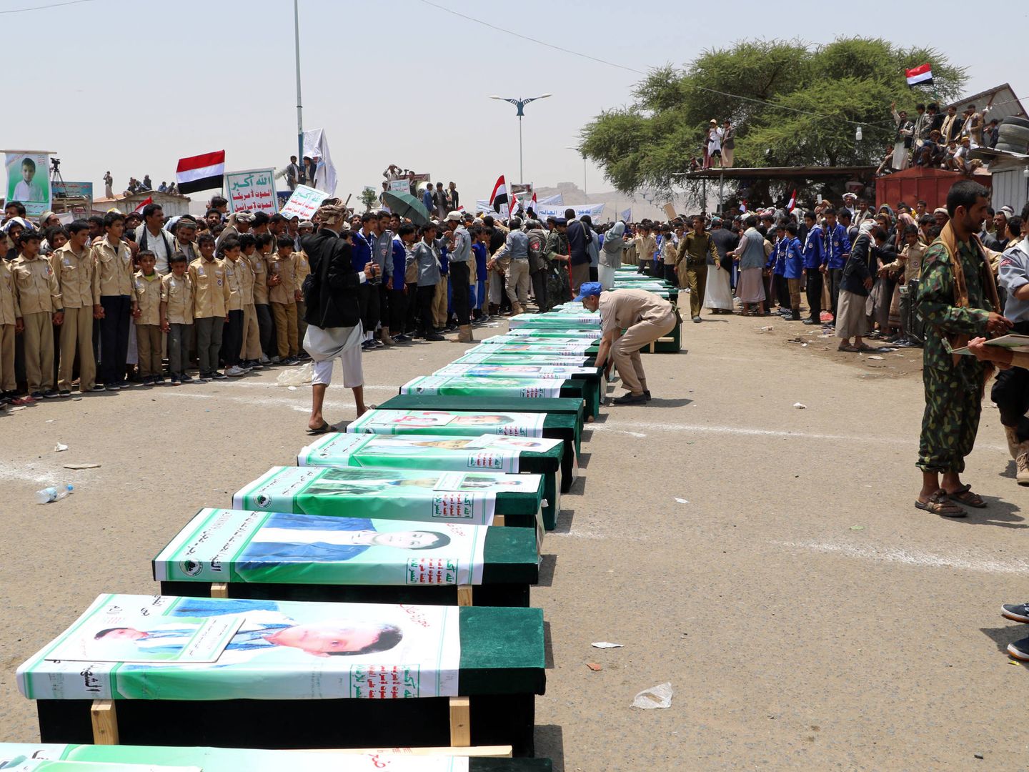 Funeral de víctimas, entre ellas muchos niños, de un bombardeo saudí contra un autobús en el norte de Yemen, en Saada. (Reuters)