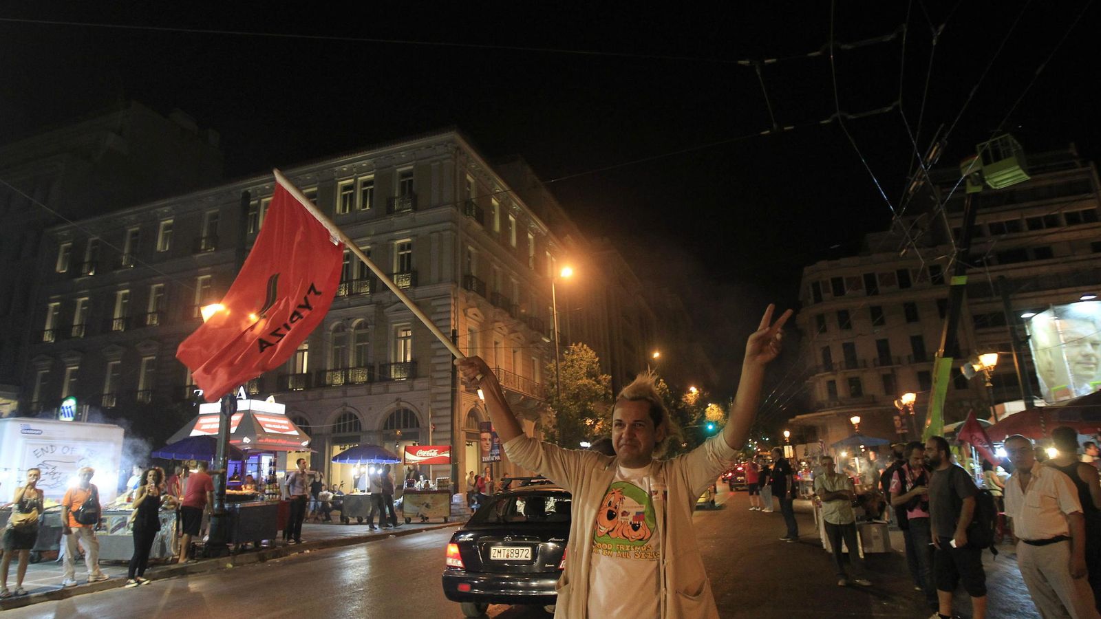 Foto: Un simpatizante de Syriza celebra la victoria en las calles de Atenas. (EFE)