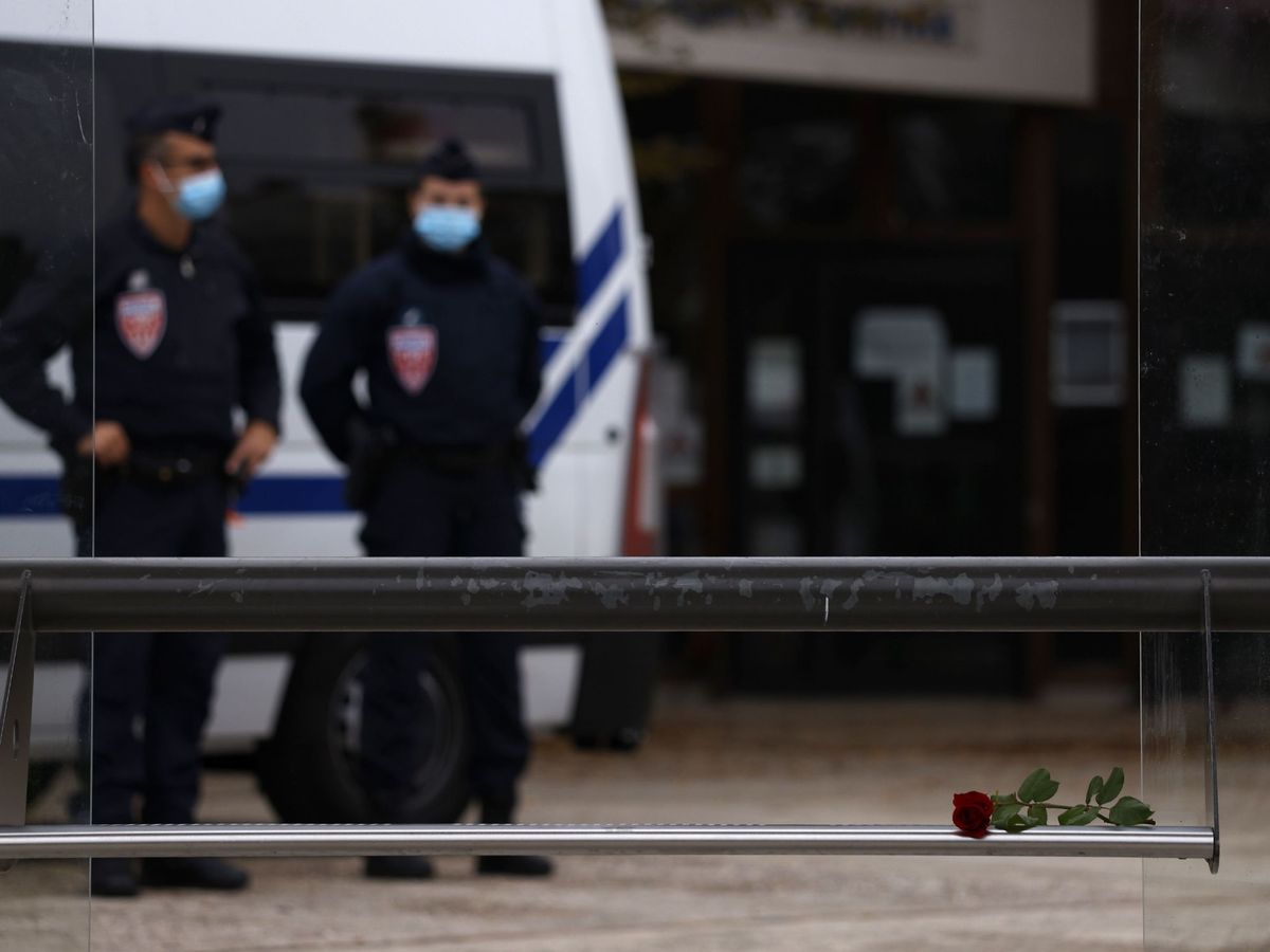 Foto: Posan una rosa en el lugar del asesinato al profesor de 47 años. (EFE)