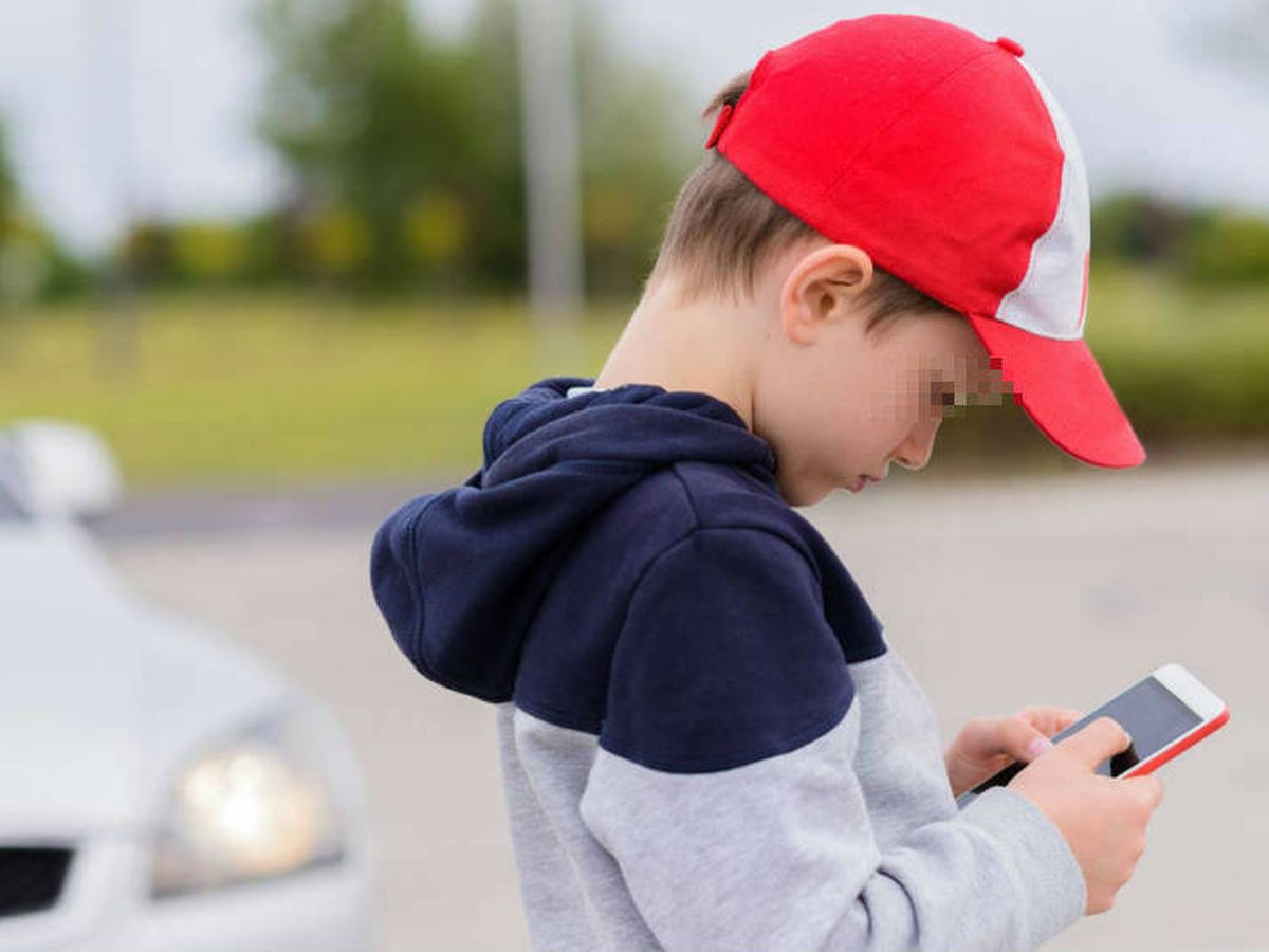 Foto: Los psicólogos alertan: esto es lo que sucede a los niños que pasan mucho tiempo con el móvil (iStock)