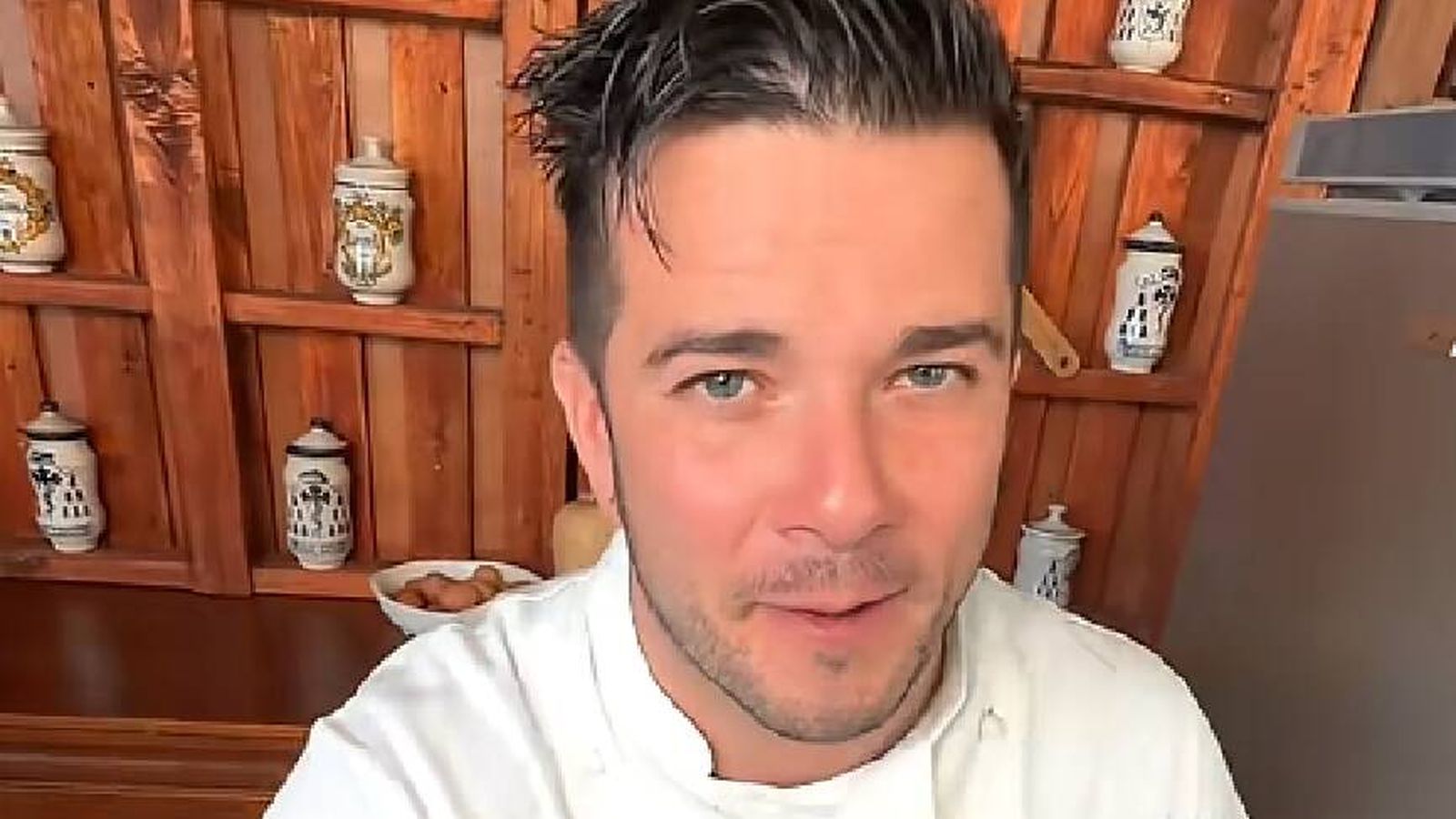 Carlos Maldonado, chef, sobre ahorrar en la factura de la luz en la cocina: “Si te vas de vacaciones, no dejes el frigorífico. Llénalo de botellas de agua para aprovechar el espacio y reducir el consumo”