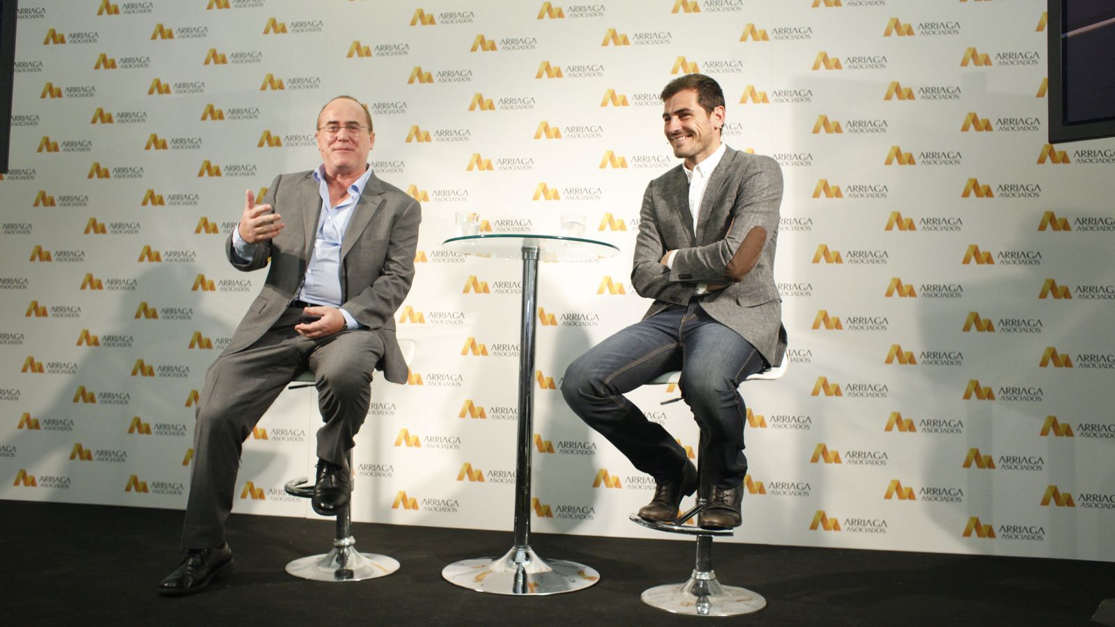 Foto: Jesús María Ruiz de Arriaga, director de Arriaga Asociados, con Iker Casillas. (Gtres)