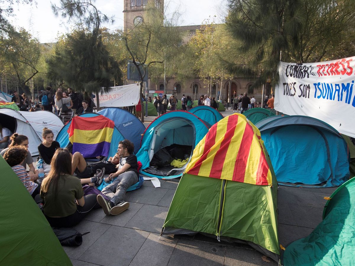 Foto: Estudiantes de acampada en Barcelona. (EFE)