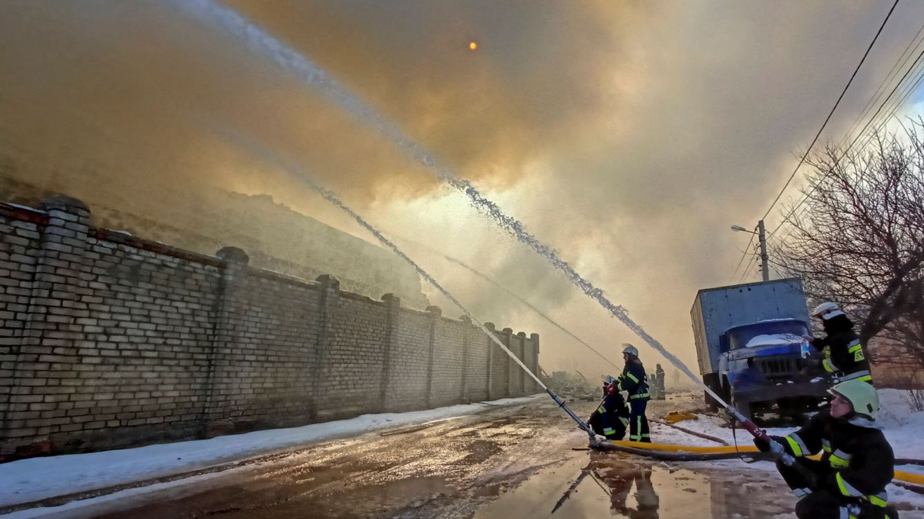 Foto: Labores de emergencia en Járkov. (REUTERS/Vitalii Hnidyi)