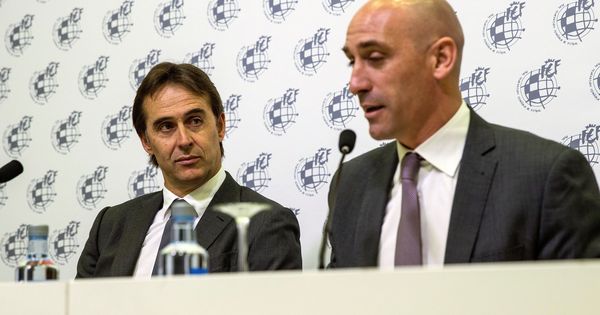 Foto: Luis Rubiales, junto a Julen Lopetegui, en la rueda de prensa en la que anunció su renovación como seleccionador. (EFE)