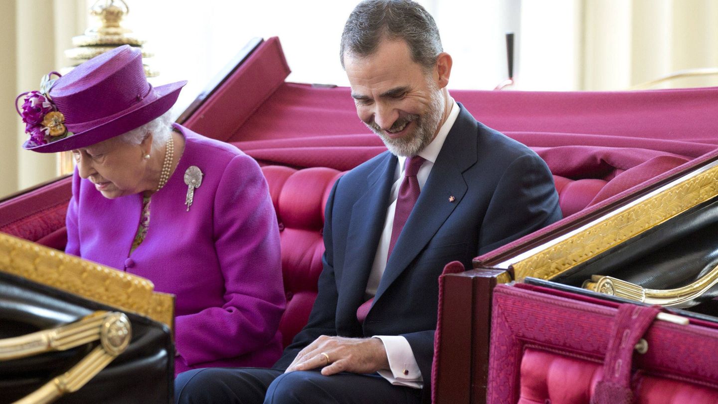 Felipe VI, con la reina Isabel II. 