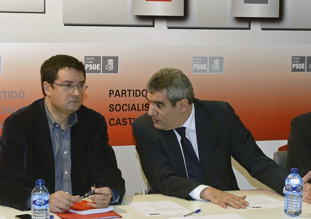 Foto: El secretario de Organización del PSOE, Óscar López (i) y el secretario regional, Julio Villarrubia. (Efe)