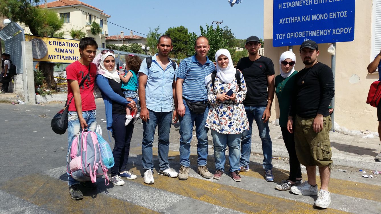 El grupo, con los hermanos Malaz y Sana en el centro, en la isla de Lesbos (Foto: P. Cebrián).