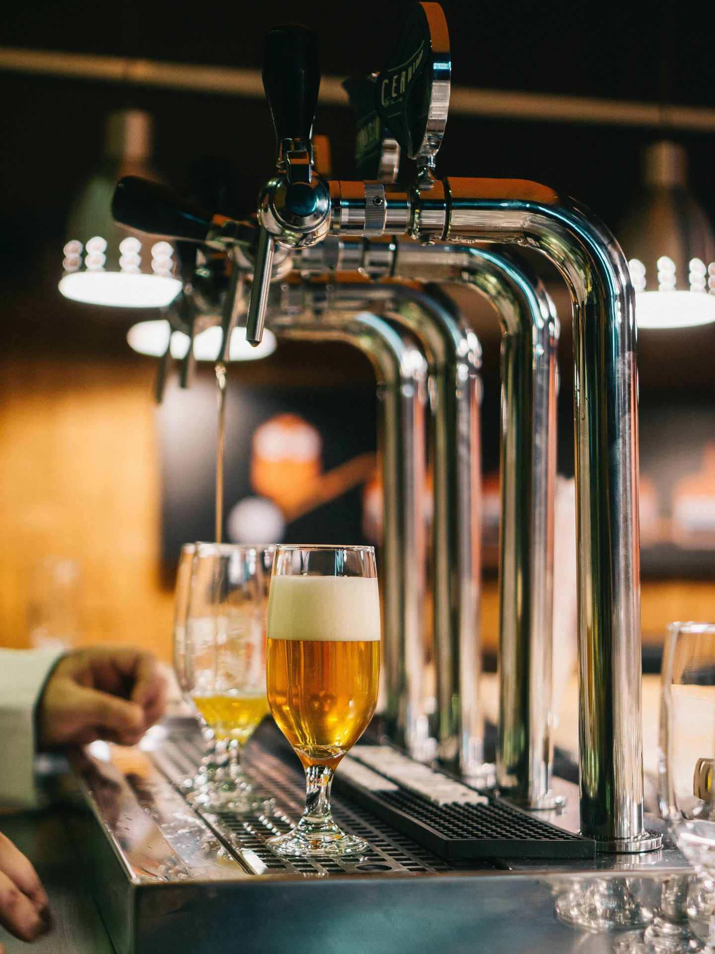 En estos bares no es difícil encontrar una buena cerveza con la que disfrutar en la mejor compañía. (Unsplash/ Fábio Alves) 