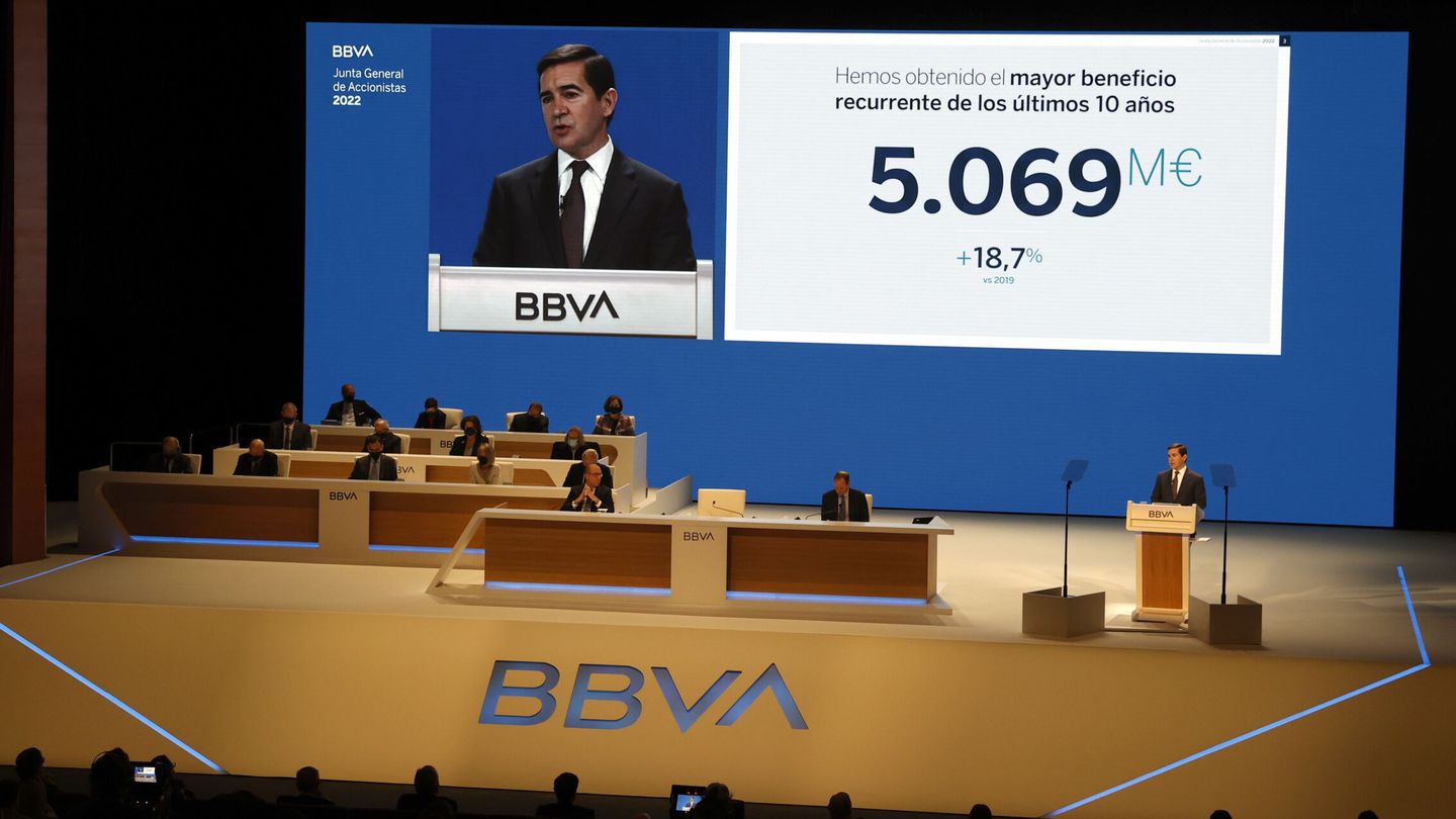 El presidente del BBVA, Carlos Torres, en la junta general de accionistas. (EFE/Luis Tejido) 