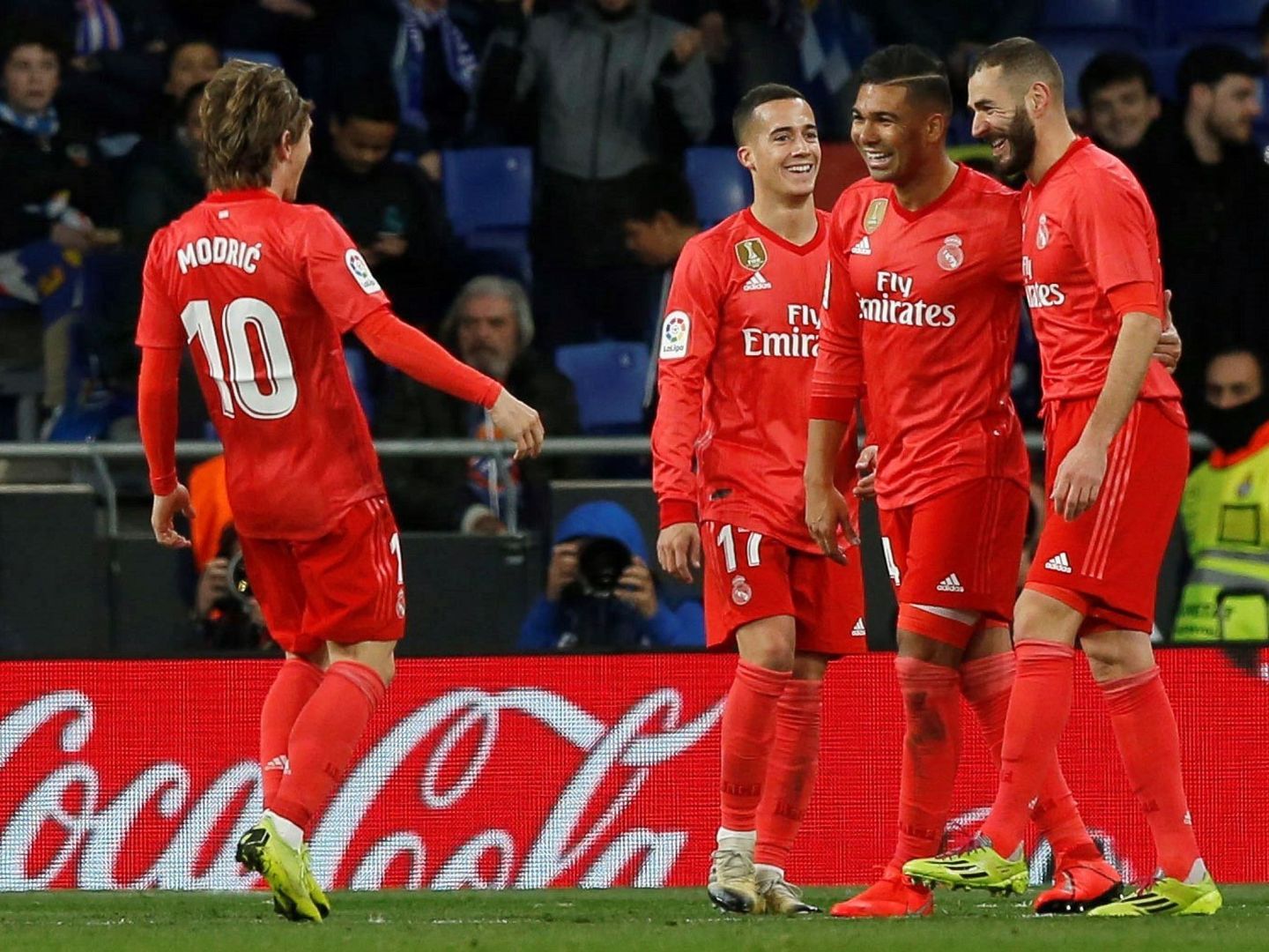 Los jugadores del Real Madrid celebran un gol de Benzema. (EFE)