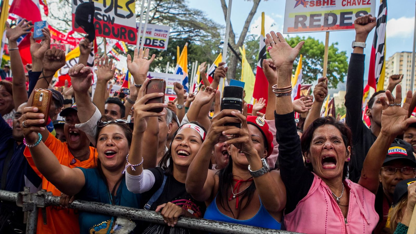 Foto: - Un grupo de simpatizantes del Gobierno venezolano este jueves en Caracas. (Efe)